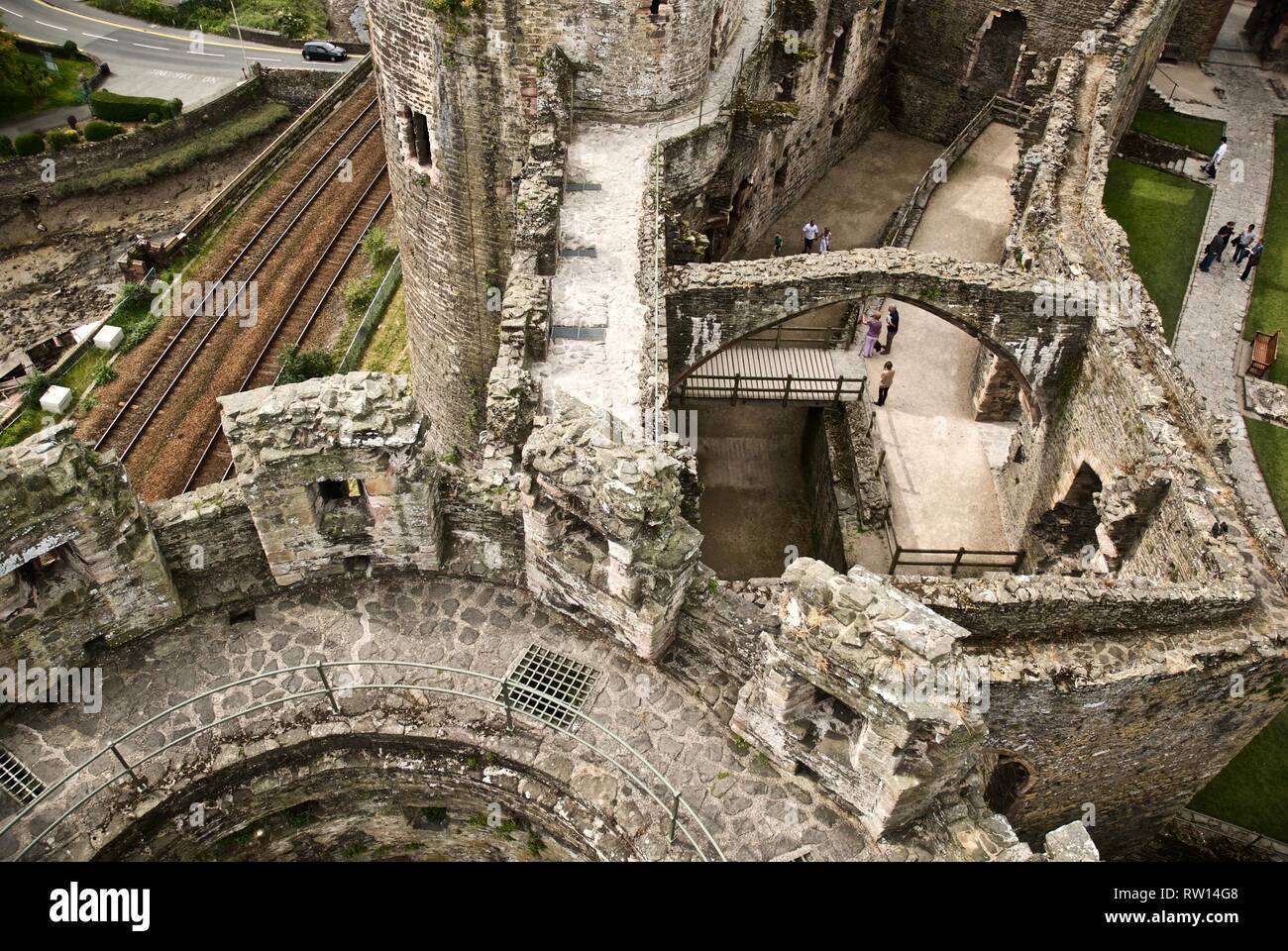 Ein Blick nach unten in einen Turm Stadtmauern und Attika von Conwy Castle, Conwy, North Wales, UK Stockfoto