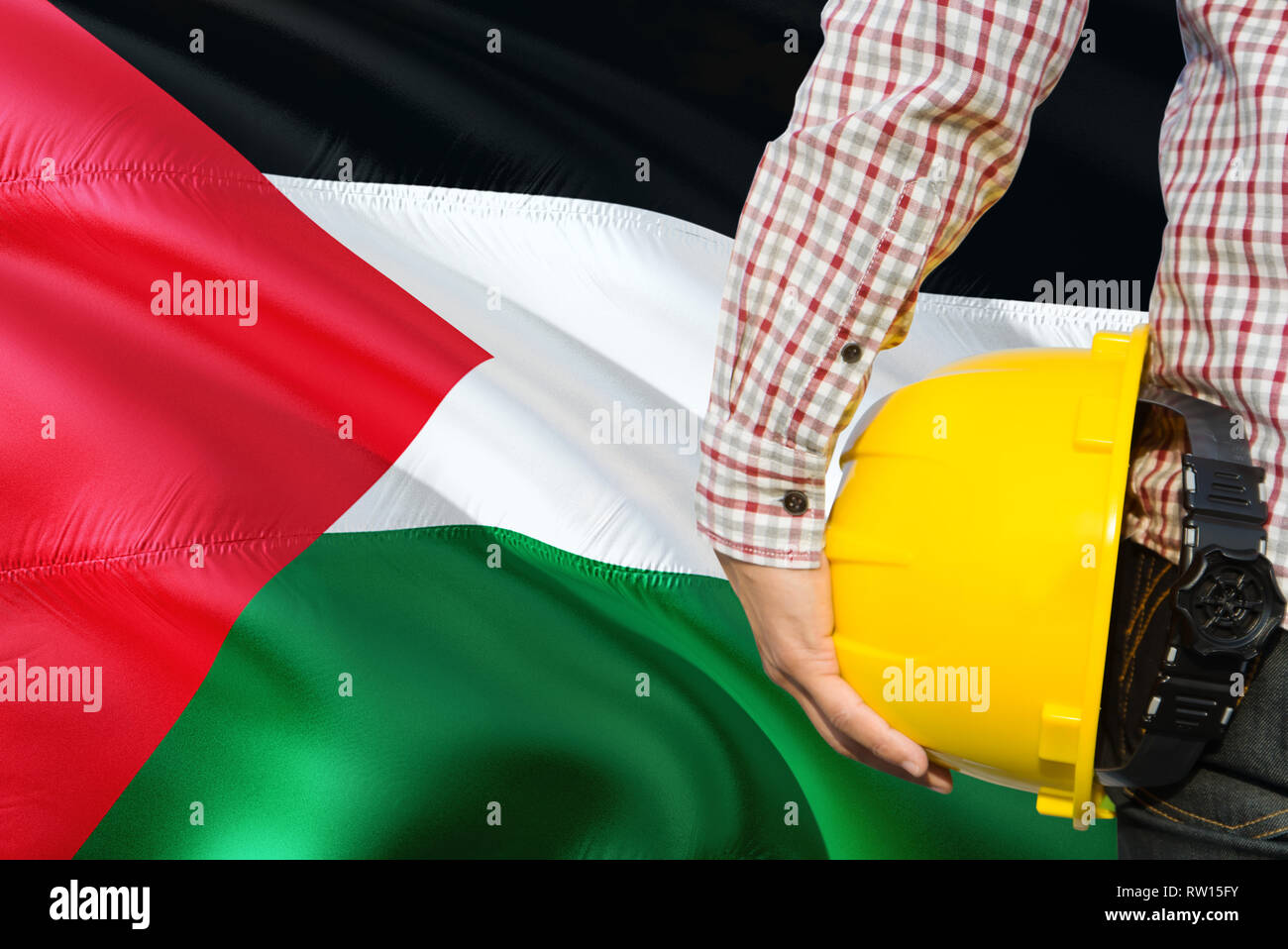 Palästinensischen Ingenieur ist mit gelben Schutzhelm mit winkenden Palästina Flagge Hintergrund. Konstruktion und Bau Konzept. Stockfoto