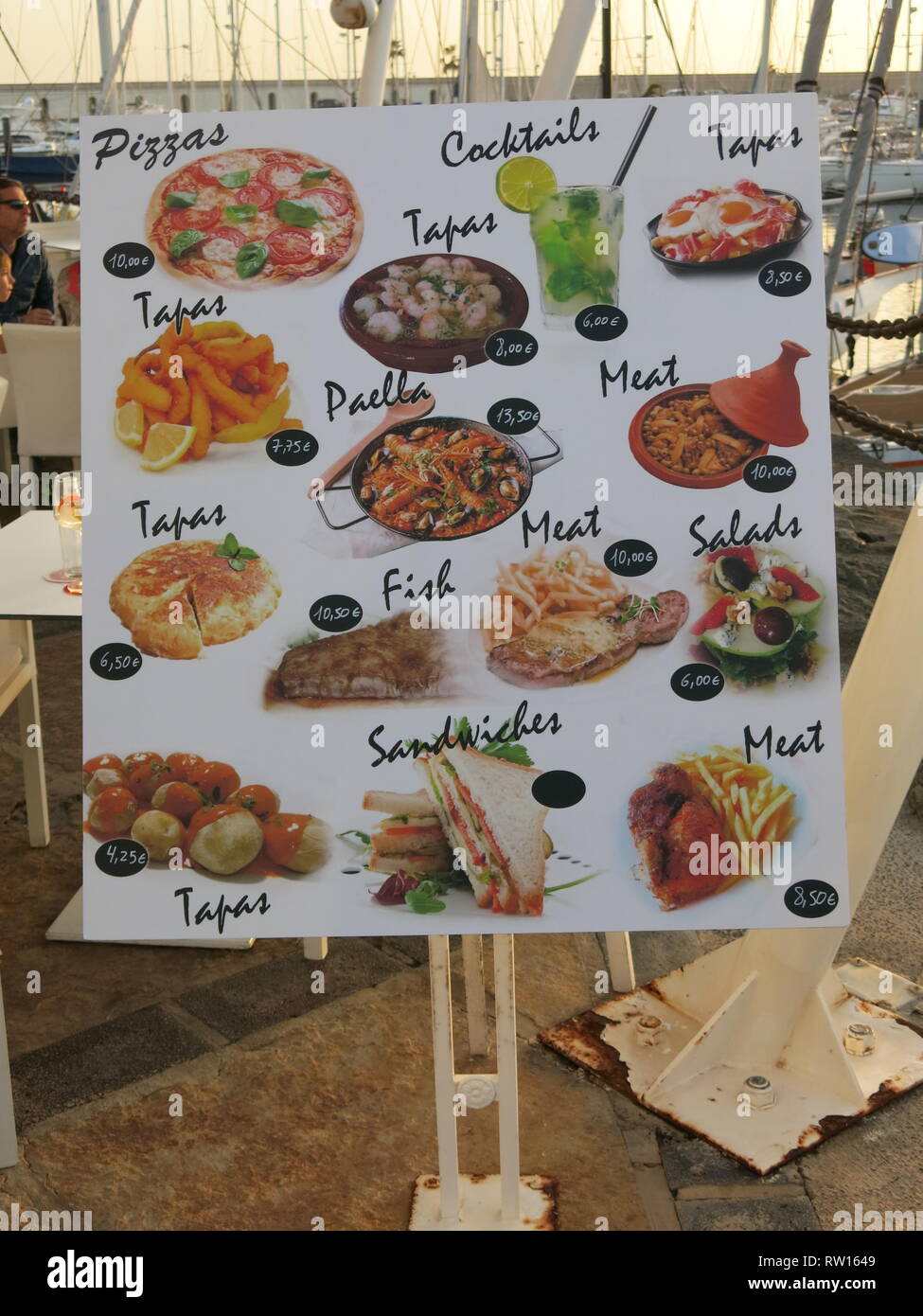 Typisches Menü zeigt Bilder von touristische Gerichte außerhalb ein Restaurant in Lanzarote: Paella, Tapas, Sandwiches, Salate, Pizzas und Cocktails Stockfoto