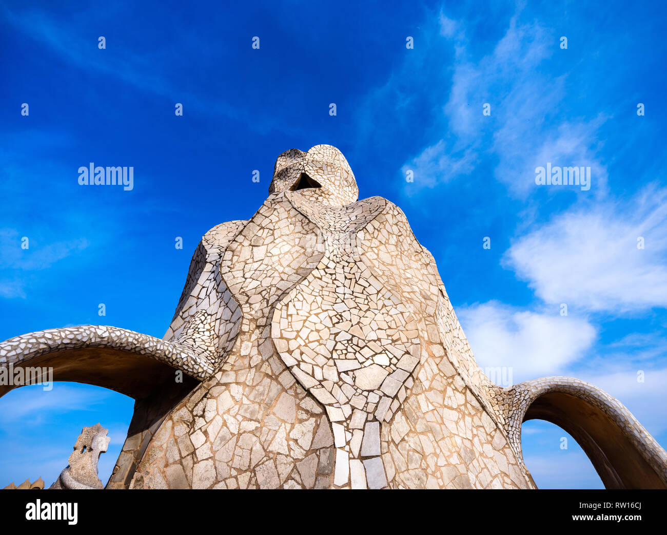 BARCELONA, SPANIEN - ca. Mai 2018: Detail der Lüftungstürme in La Pedrera, Casa Mila oder der Steinbruch bekannt. Stockfoto