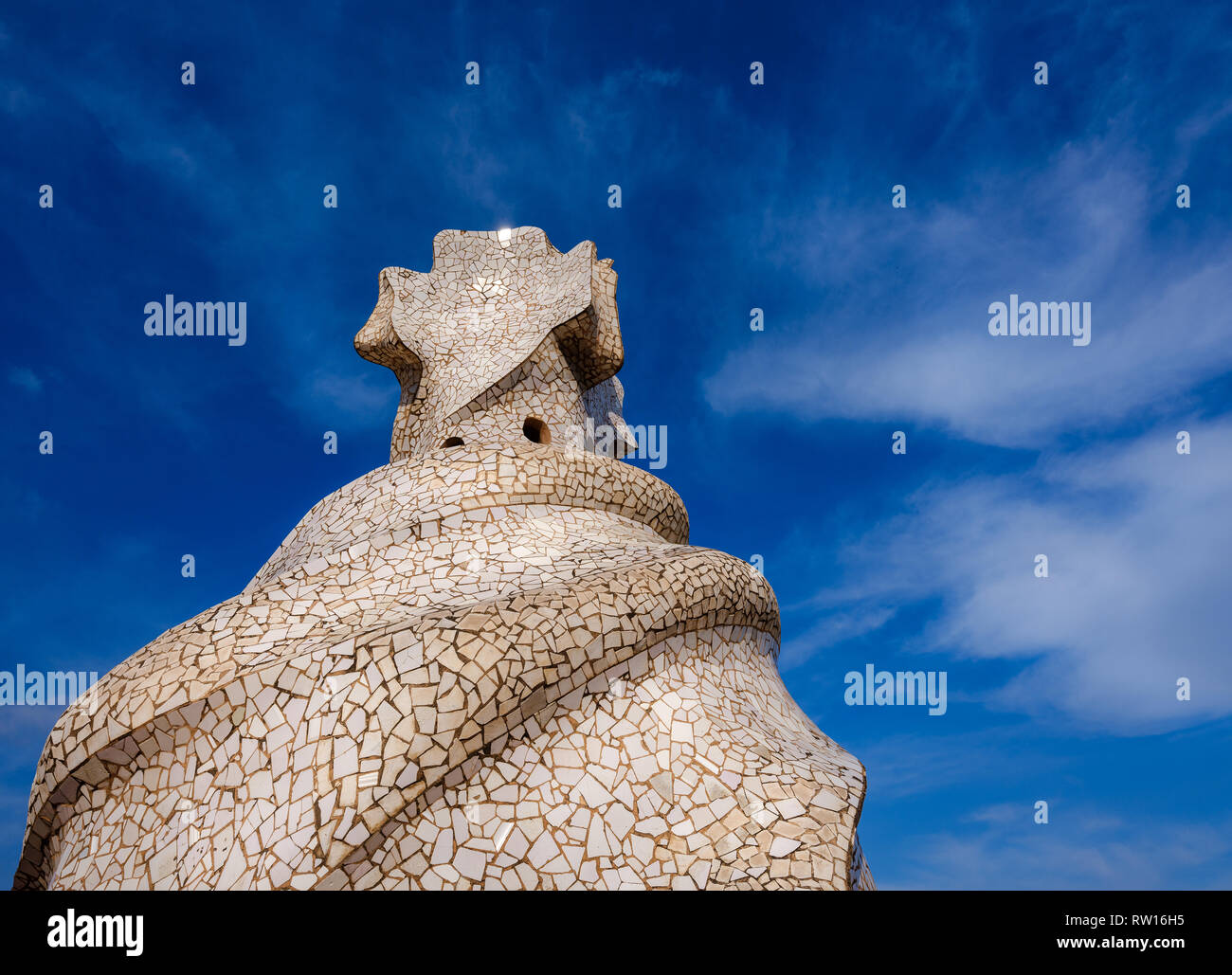 BARCELONA, SPANIEN - ca. Mai 2018: Detail der Lüftungstürme in La Pedrera, Casa Mila oder der Steinbruch bekannt. Stockfoto