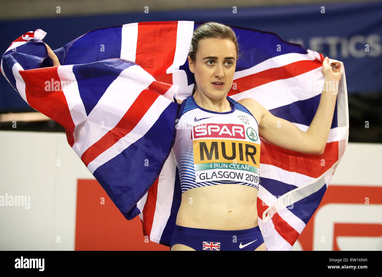 Großbritanniens Laura Muir feiert den Gewinn der Goldmedaille im 1500-m-Finale der Frauen während der Tag drei der Europäischen Indoor Leichtathletik WM im Emirates Arena, Glasgow. Stockfoto