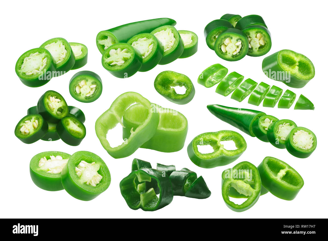 In Scheiben geschnittene grüne Chiles (Chile peppers runde Scheiben), verschiedene Sorten, isoliert auf weißem Stockfoto