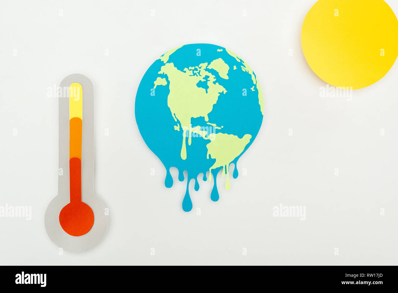 Papier Schneiden Sonne Und Schmelzende Masse Und Thermometer Mit Hohe Temperatur Auf Der Skala Auf Grauem Hintergrund Globale Erwarmung Konzept Stockfotografie Alamy