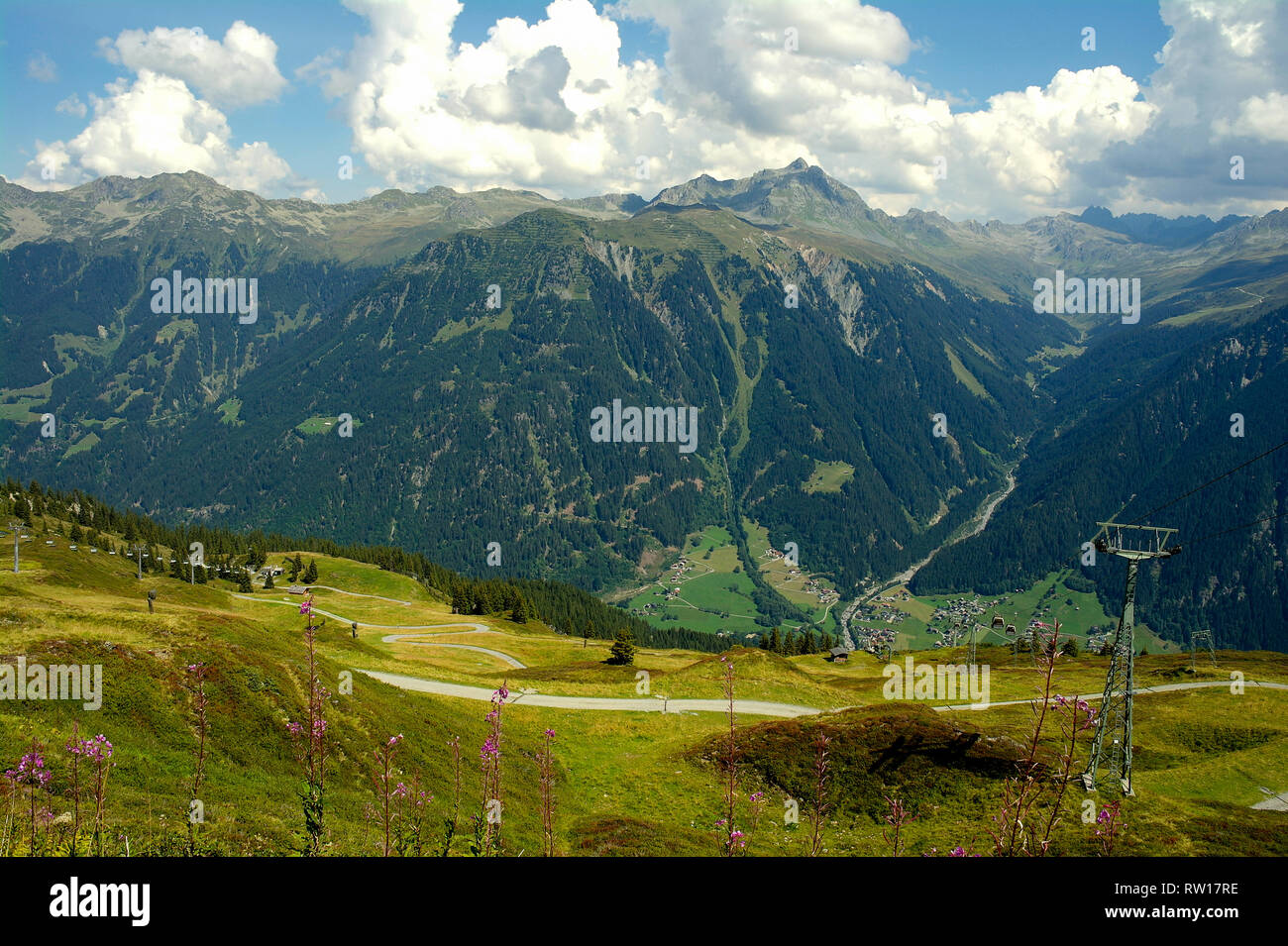 Robuste österreichische Alpen mit dem Tal und Sommer Himmel Stockfoto