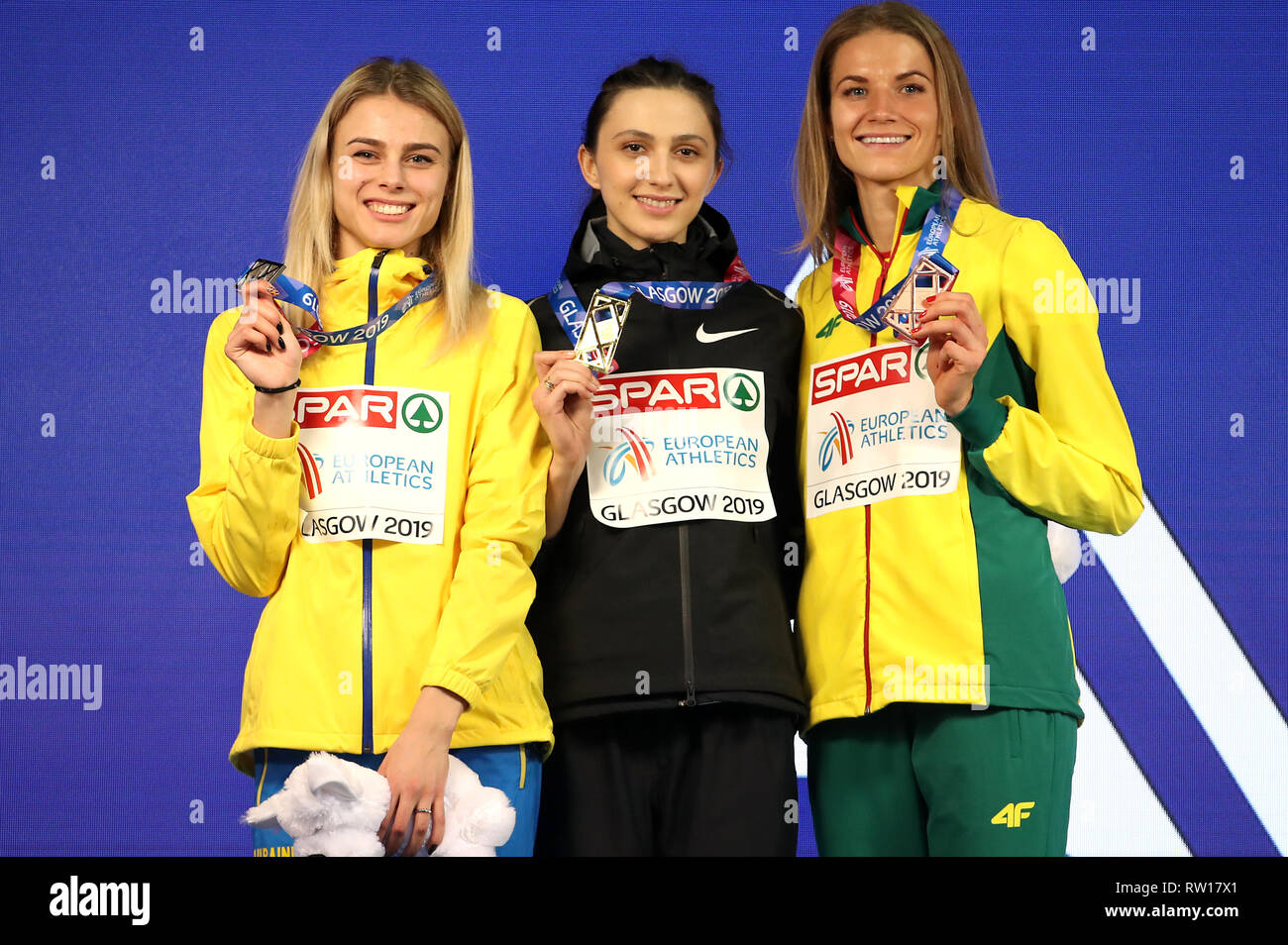 Der Ukraine Yuliya Levchenko (links), Mariya Lasitskene und Litauens Airine Palsye mit ihren Medaillen bei den Frauen hoch springen Finale während der Tag drei der Europäischen Indoor Leichtathletik WM im Emirates Arena, Glasgow. Stockfoto