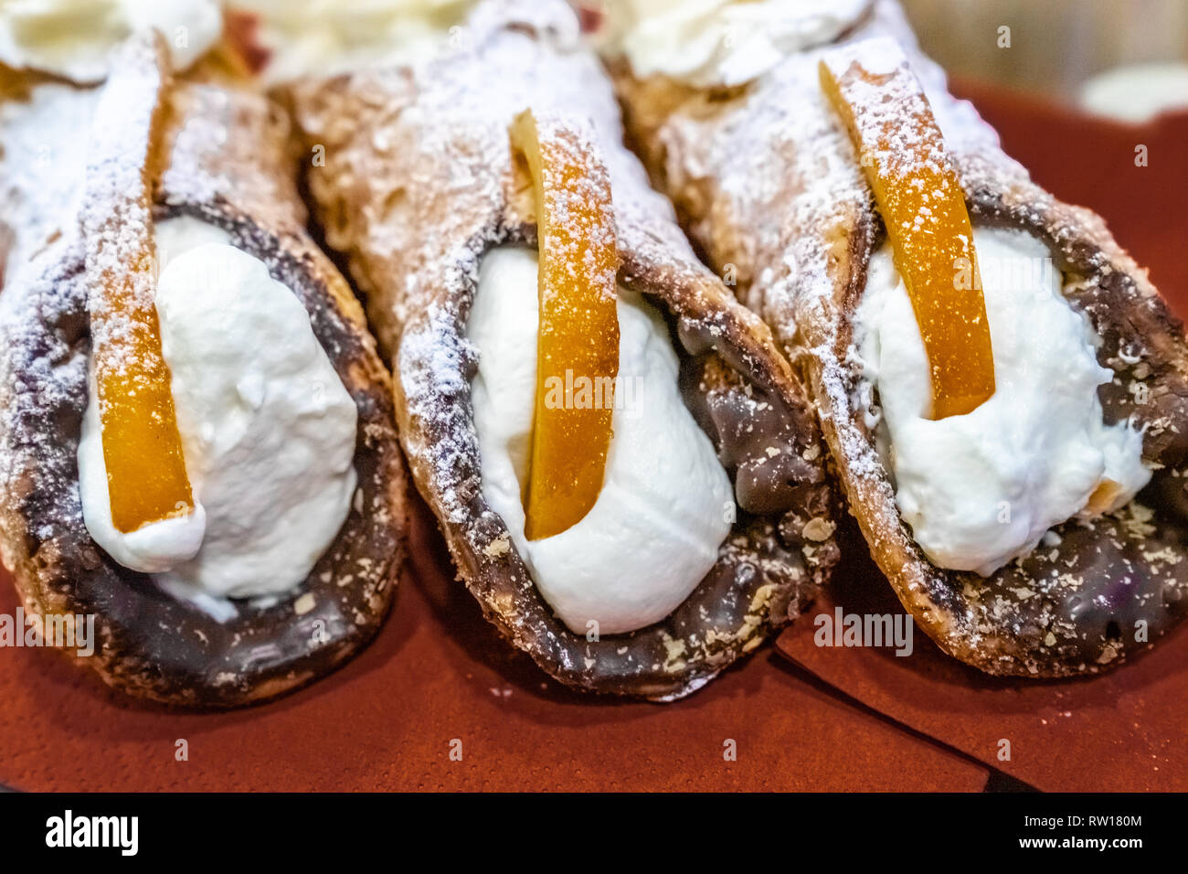 Traditionelle sizilianische Süß, genannt "Cannoli", Füllung von ricotta Sahne, bestreut mit Zucker Pulver. Mit Mandeln und Früchten. Stockfoto