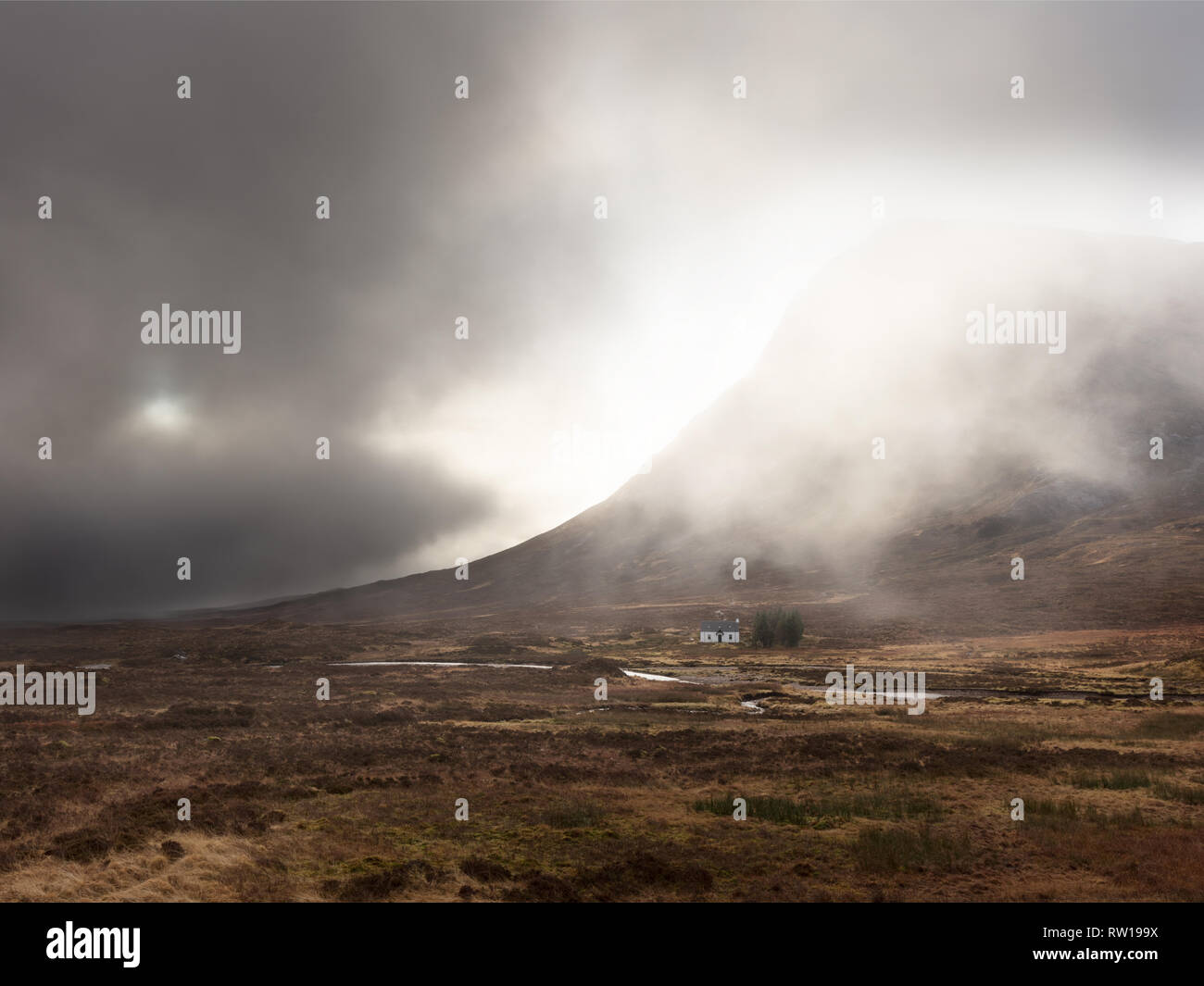 Eine kleine - weißes Häuschen am Fuße der auf Buachaille Etive Mor, Schottland Stockfoto