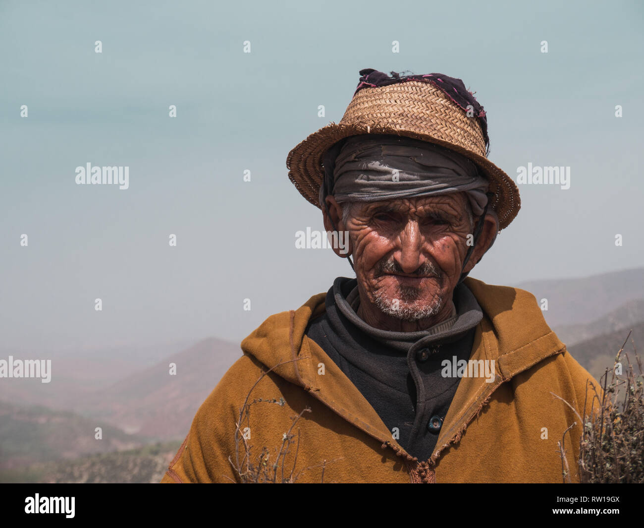 ATLAS, MAROKKO - 28. März 2018: Portrait eines alten Mannes im Atlasgebirge Kräuter verkaufen, schauen in die Kamera Stockfoto