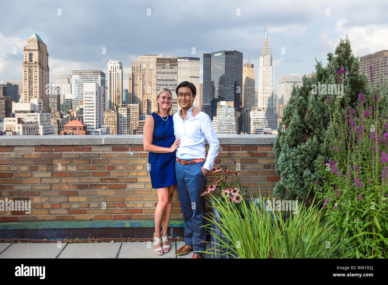 Attraktive Mixed Race Paar Pose auf der Dachterrasse, NYC, USA Stockfoto