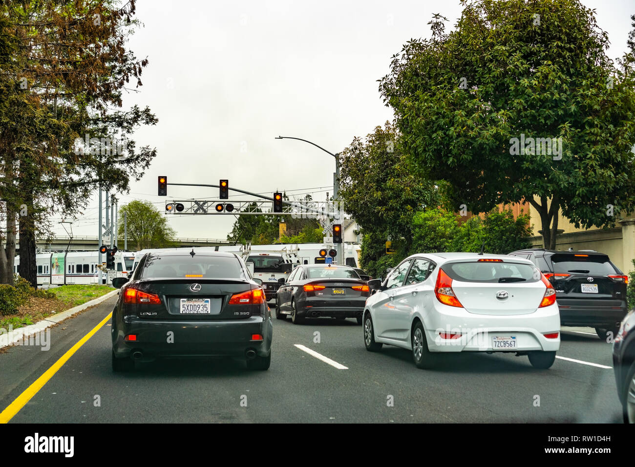 März 1, 2019 Mountain View/CA/USA - Autos an einem Hindernis für eine VTA Zug warten in South San Francisco Bay; VTA Light Rail ist ein System serv Stockfoto