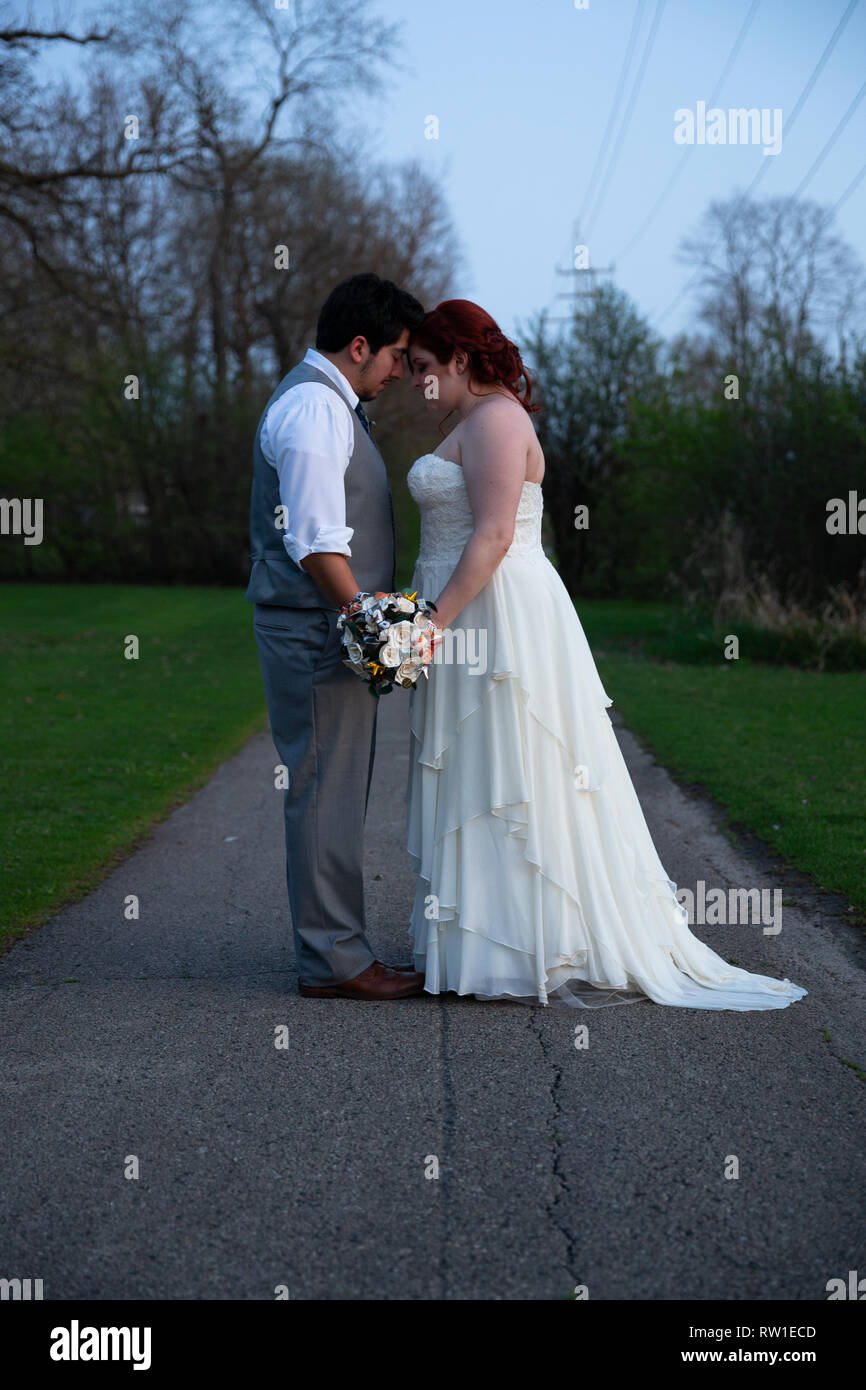 Braut und Bräutigam posieren für Fotos auf Hochzeit Tag im Freien. Stockfoto