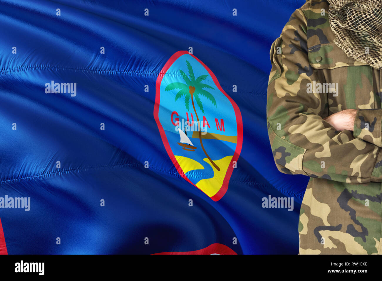 Gekreuzte Arme Soldat mit nationalen wehende Flagge auf Hintergrund - Guam militärischen Thema. Stockfoto