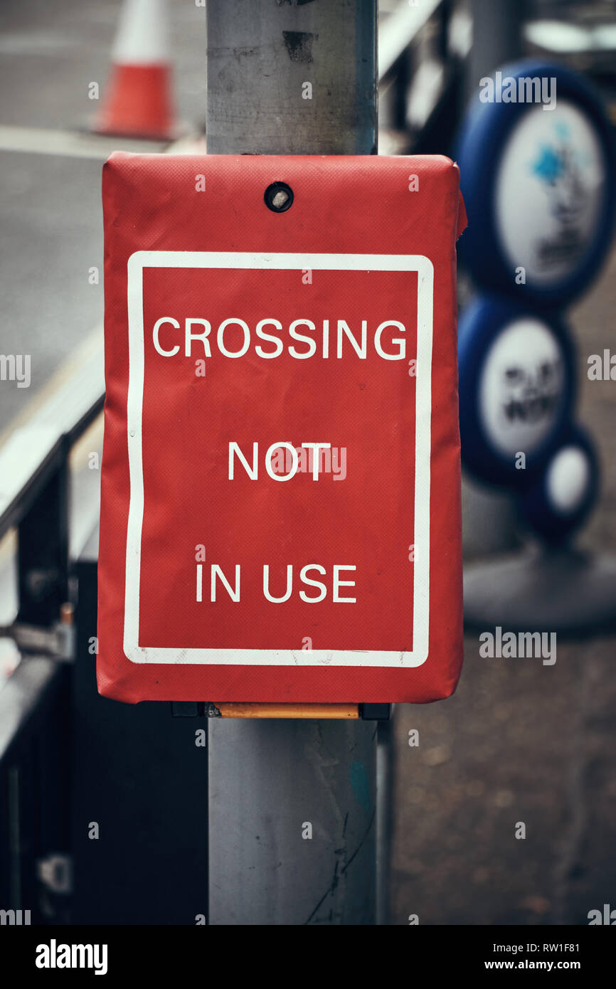 Harwich & Dovercourt, Essex, England - 3. März 2019: Nahaufnahme von einem Zebrastreifen Service mit "Nicht in Gebrauch" Schild an der Kreuzung inter Stockfoto