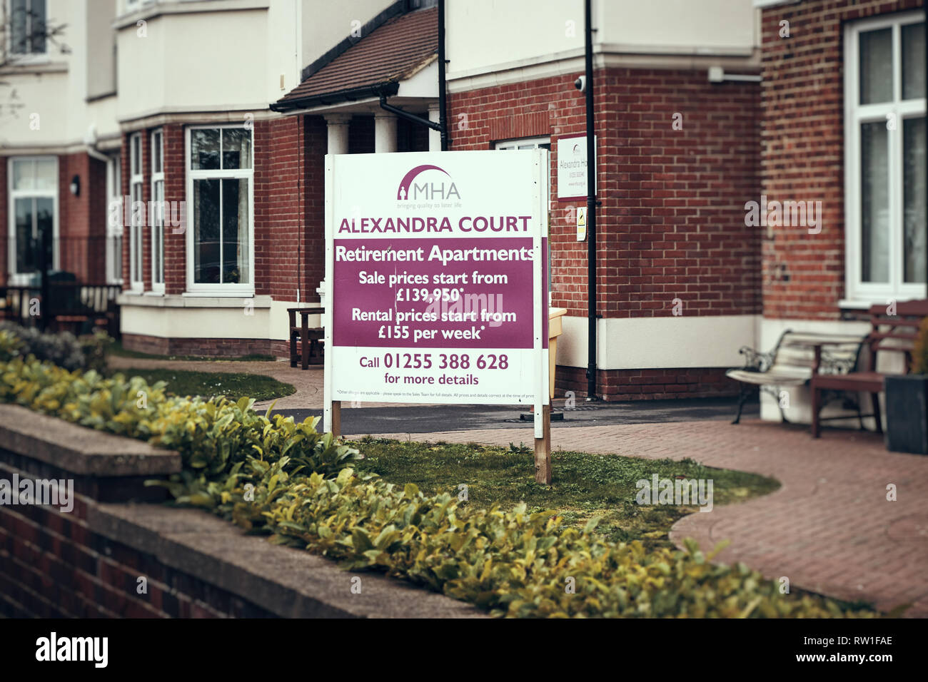 Harwich & Dovercourt, Essex, England - 3. März 2019: Äußere eines Care Home in Harwich mit einer Werbetafel für den Ruhestand Apartments mit pric Stockfoto