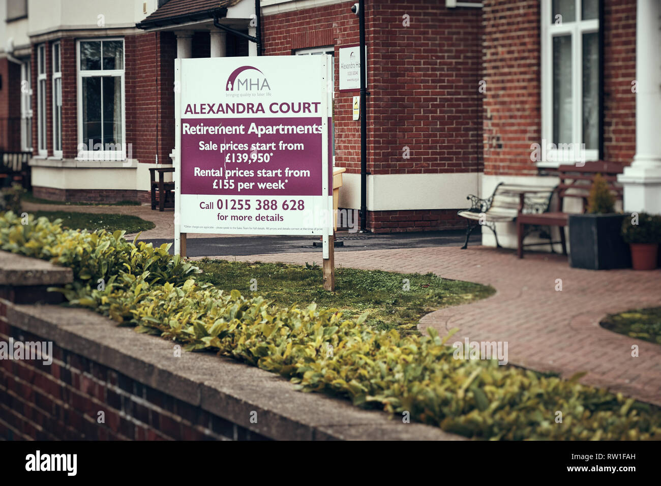 Harwich & Dovercourt, Essex, England - 3. März 2019: Äußere eines Care Home in Harwich mit einer Werbetafel für den Ruhestand Apartments mit pric Stockfoto