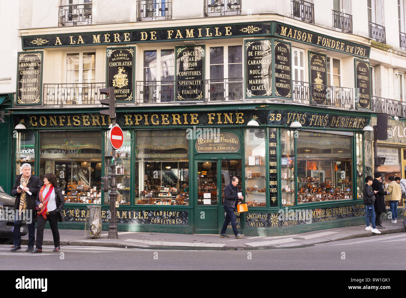 À la Mère de Famille confiserie - Schokolade und süßen Shop auf der Rue du Faubourg Montmartre in Paris, Frankreich. Stockfoto