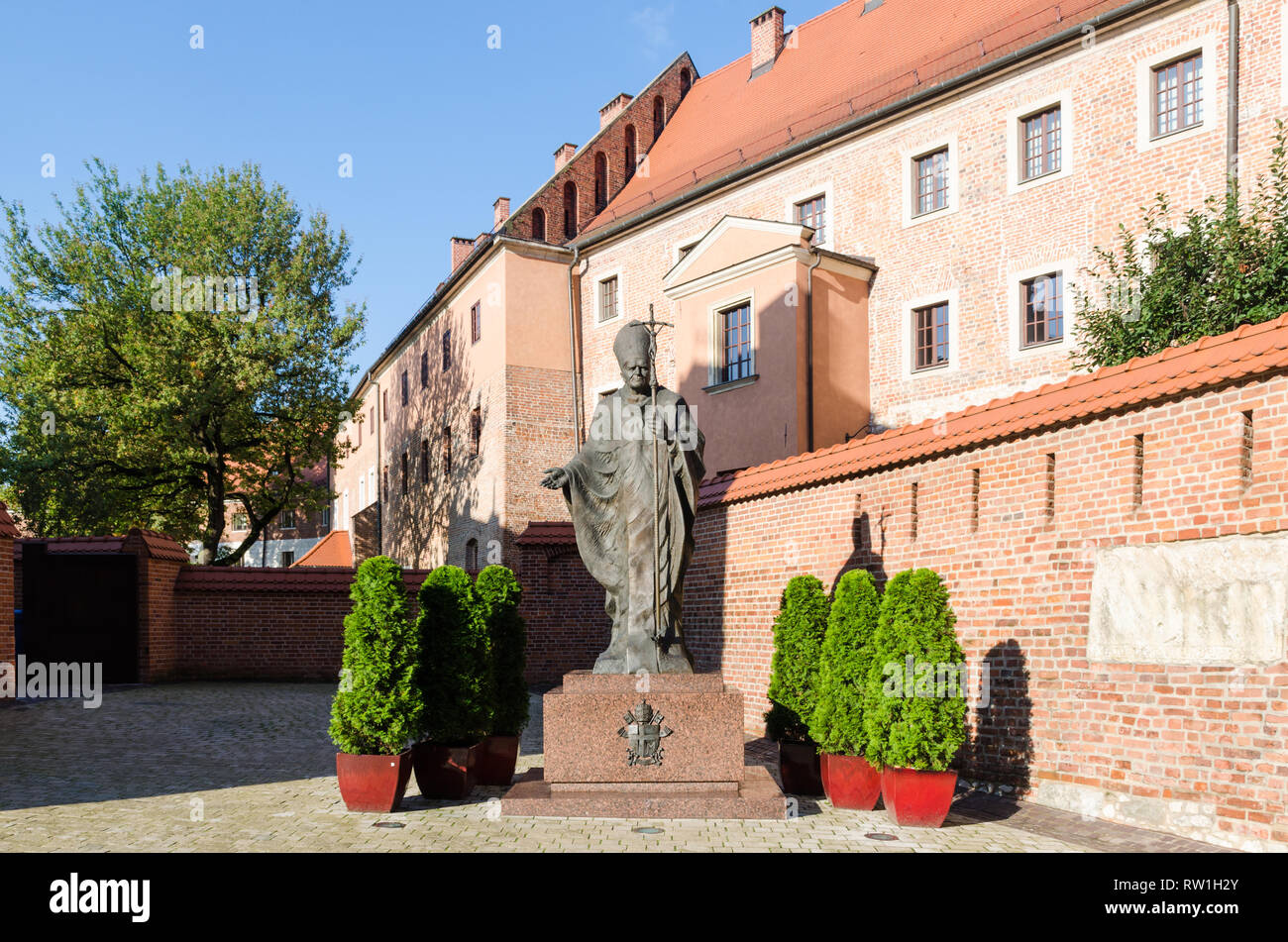 Statue von Papst Johannes Paul II. vor der Kathedrale auf dem Wawel in Krakau, Polen Stockfoto