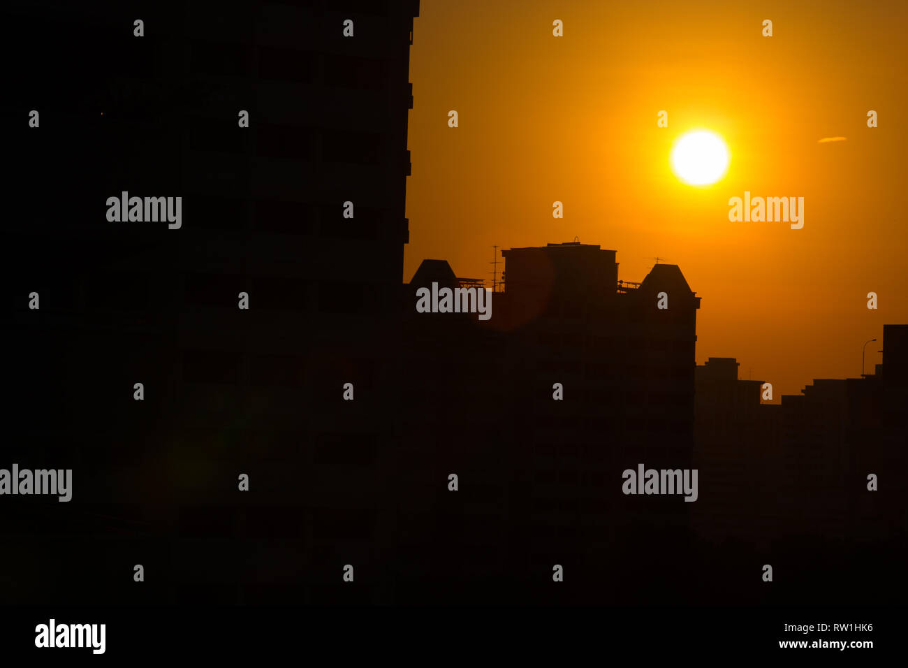 Eine Zeit der Selbstreflexion beim Betrachten des Sonnenuntergangs nach einem Tag harter Arbeit. Singapur. Stockfoto