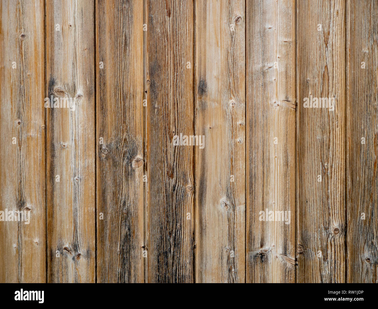Holz Latten Hintergrund, alte Außenverkleidung mit senkrechten Brettern. Stockfoto