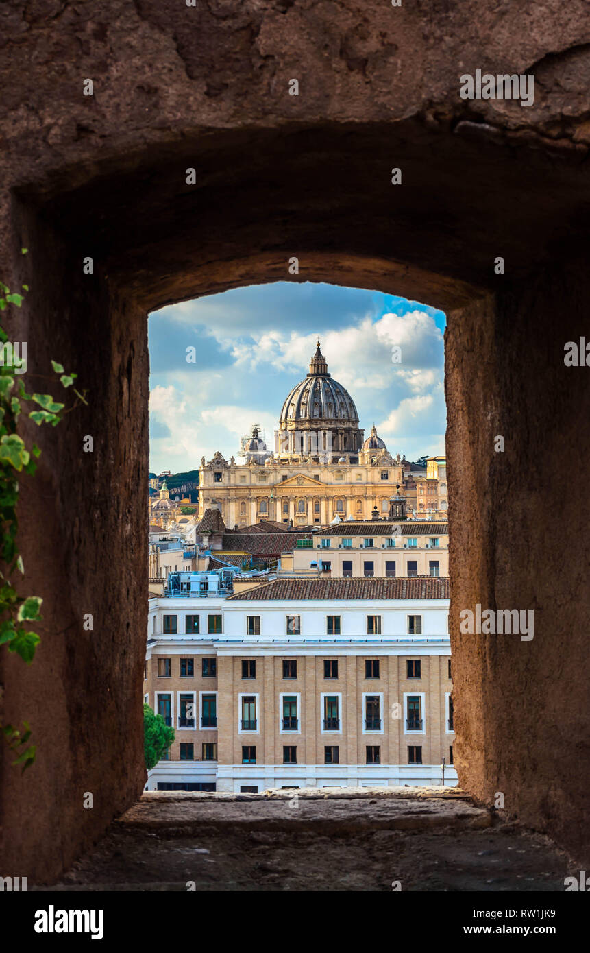 Blick auf Saint Peter's Cathedral durch einen steinernen Fenster von Castel Sant'Angelo in Rom, Italien Stockfoto