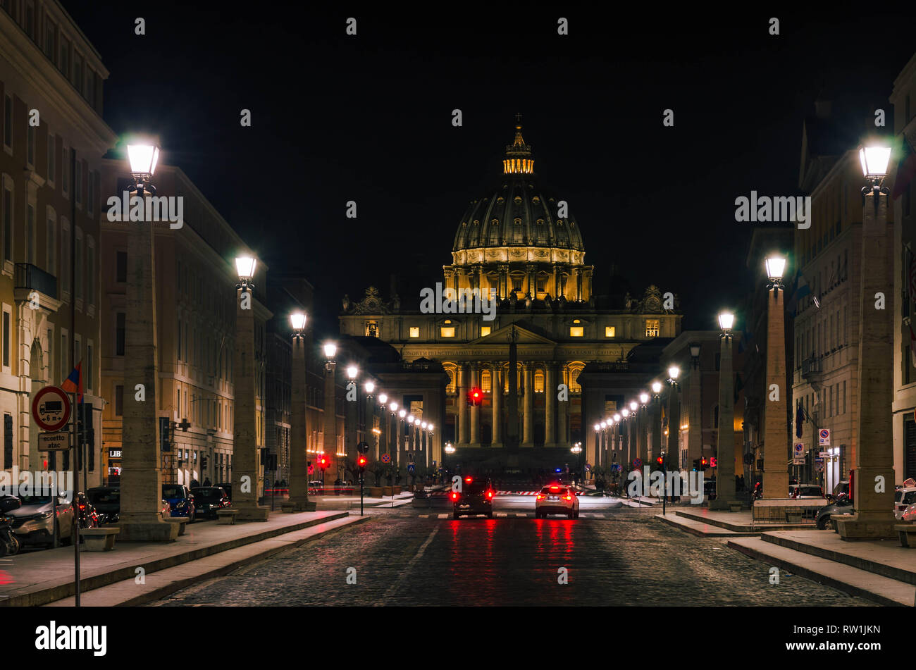 Ausblick bei Nacht Basilika St. Peter, eine der größten Kirchen der Welt in der Vatikanstadt entfernt. Stockfoto