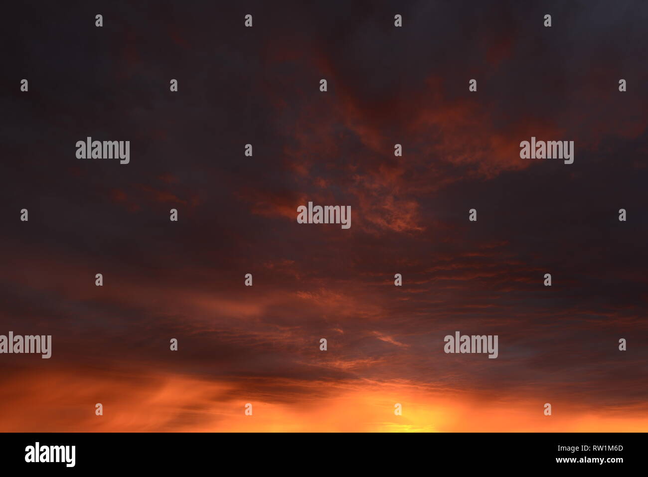 Nur der Himmel Hell bunt Abstrakt Hintergrund natürliche Surrealismus atmosphärischer Natur bei Sonnenuntergang Stockfoto