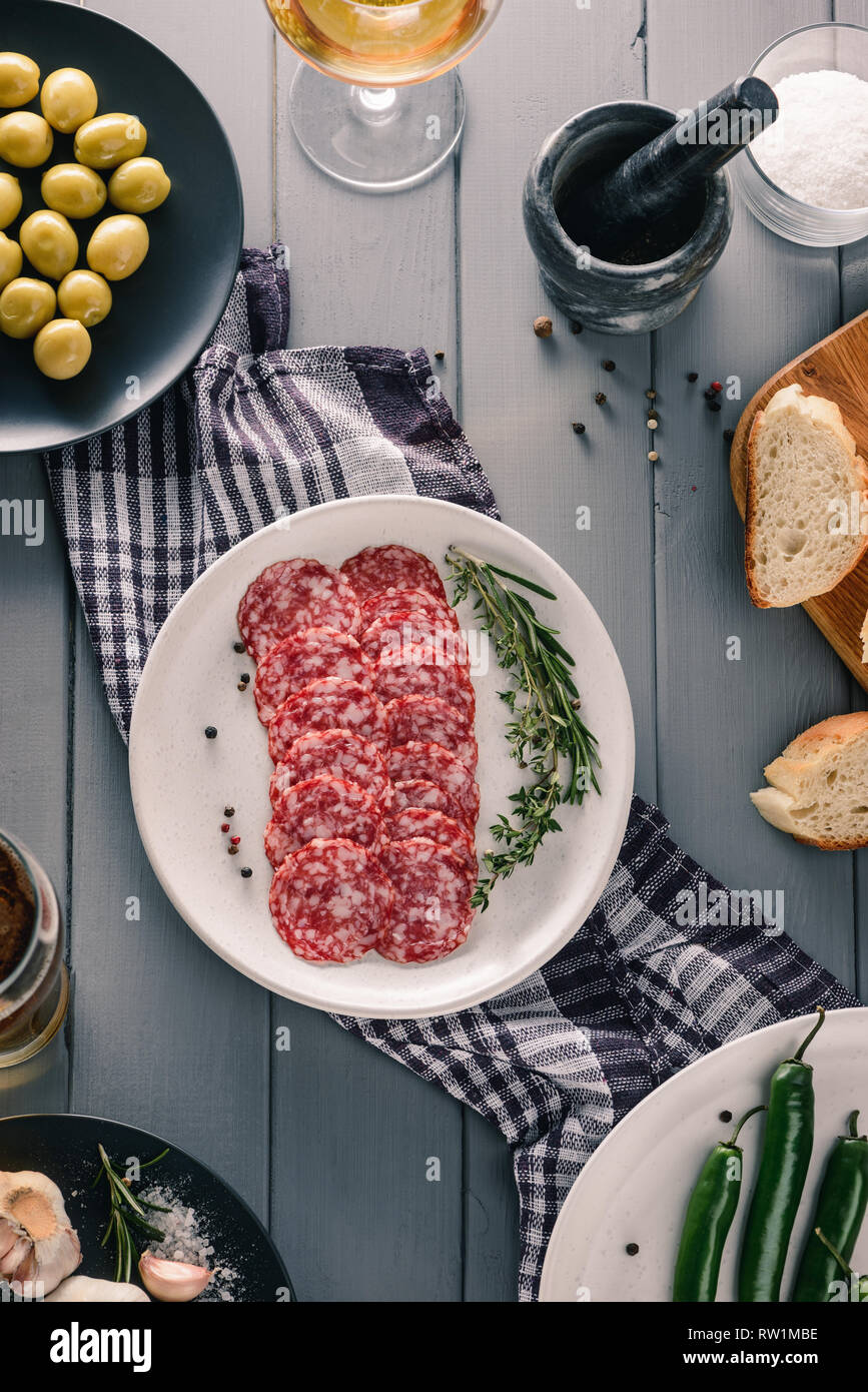 Wurstwaren, Oliven, Brot Stockfoto