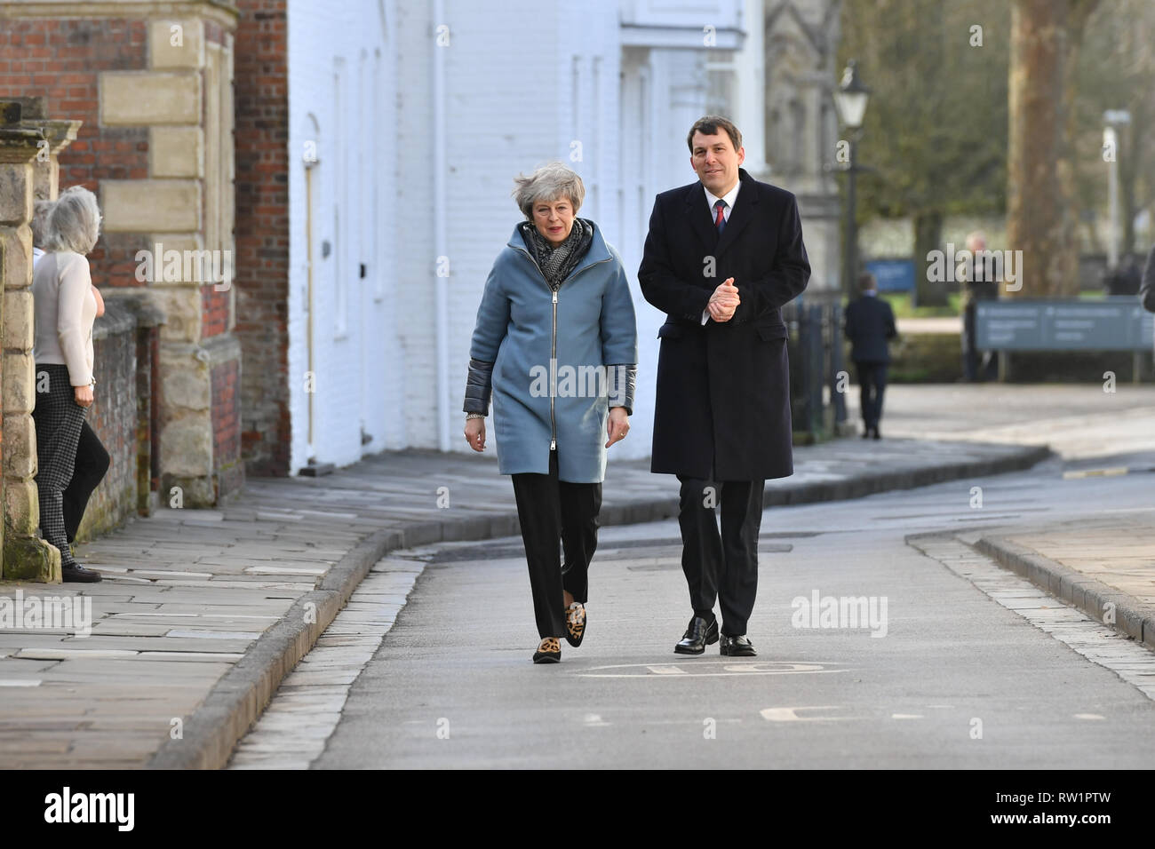 Premierminister Theresa kann Spaziergänge durch Salisbury mit lokalen MP John Glen am ersten Jahrestag der Skripal Vergiftung. Stockfoto