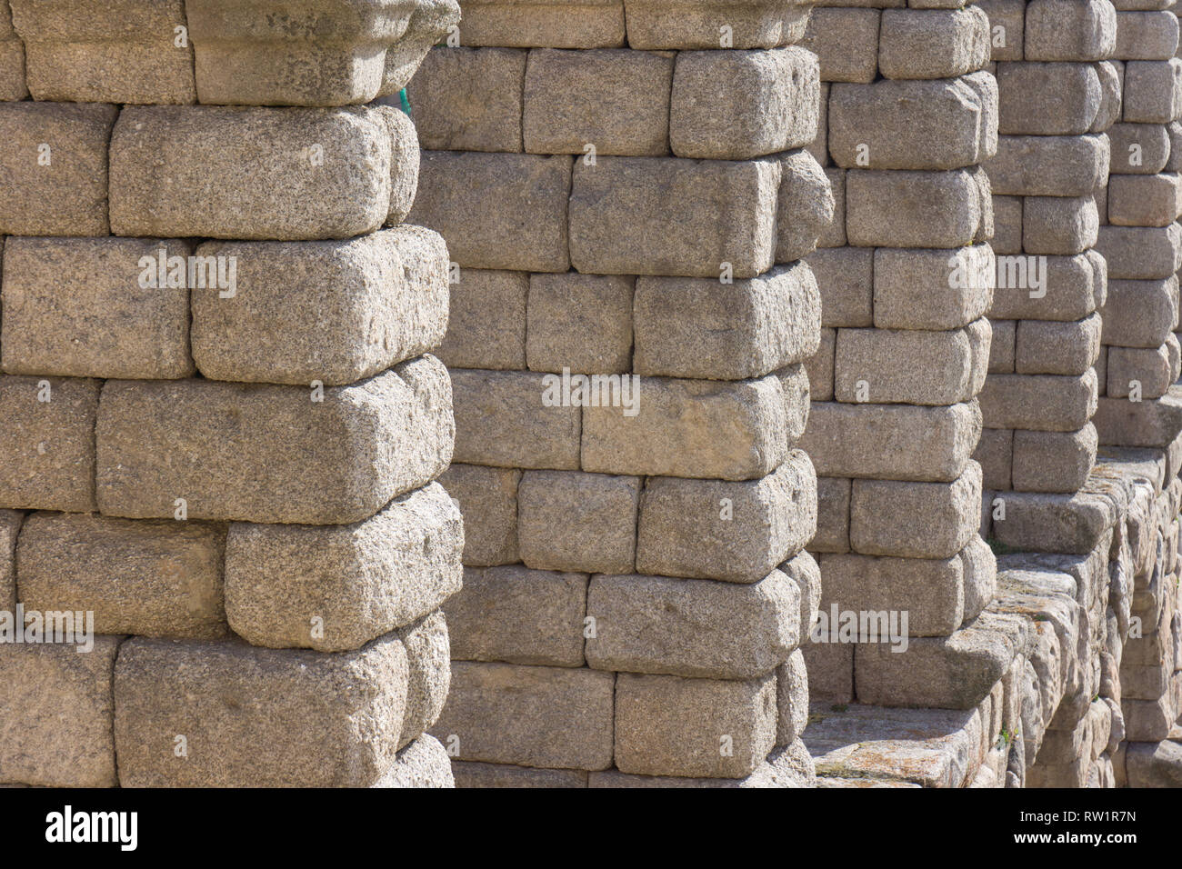 Detail der Aquädukt von Segovia und die unmortared Granit Stein arbeiten Stockfoto