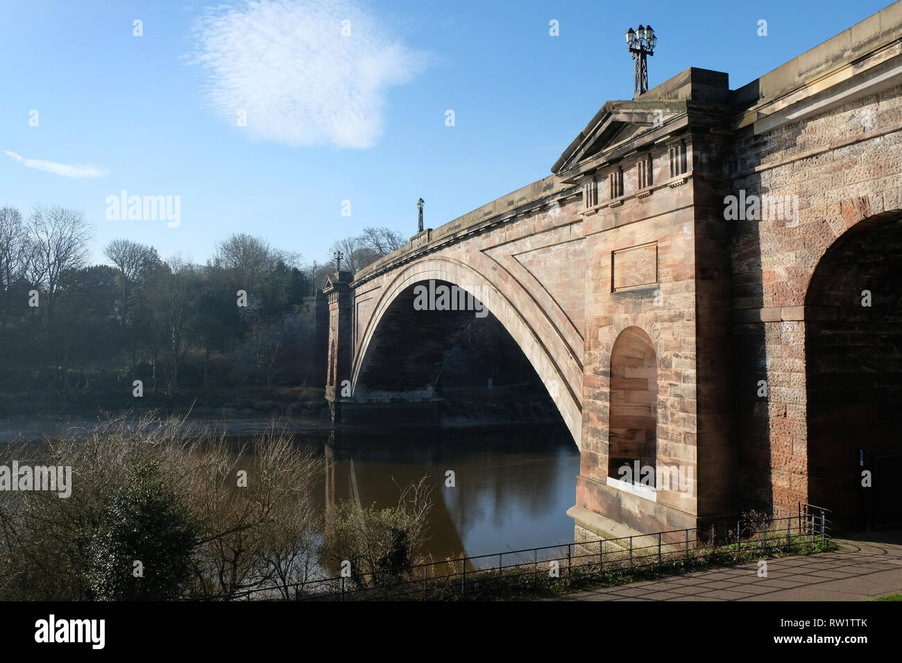 Grosvenor Bridge über den Fluss Dee in Chester, Großbritannien Stockfoto