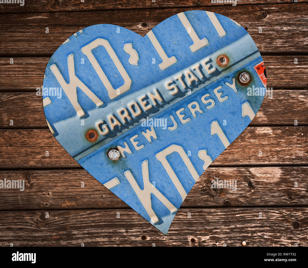 New Jersey State Nummernschilder in der Form eines Herzens auf Holz Hintergrund Stockfoto