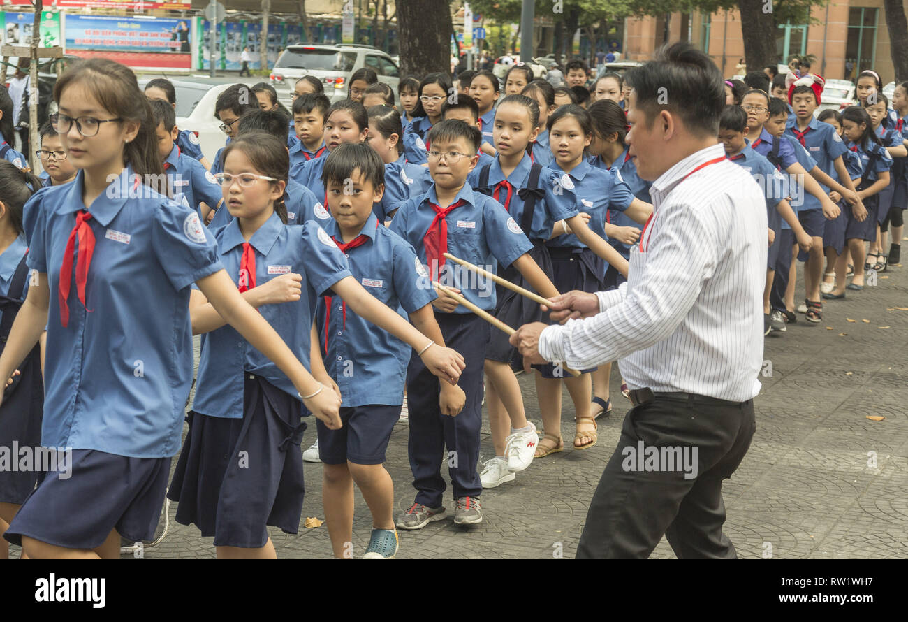 Schüler der Grundschulen Praxis in Ho Chi Minh, Vietnam marschieren Stockfoto