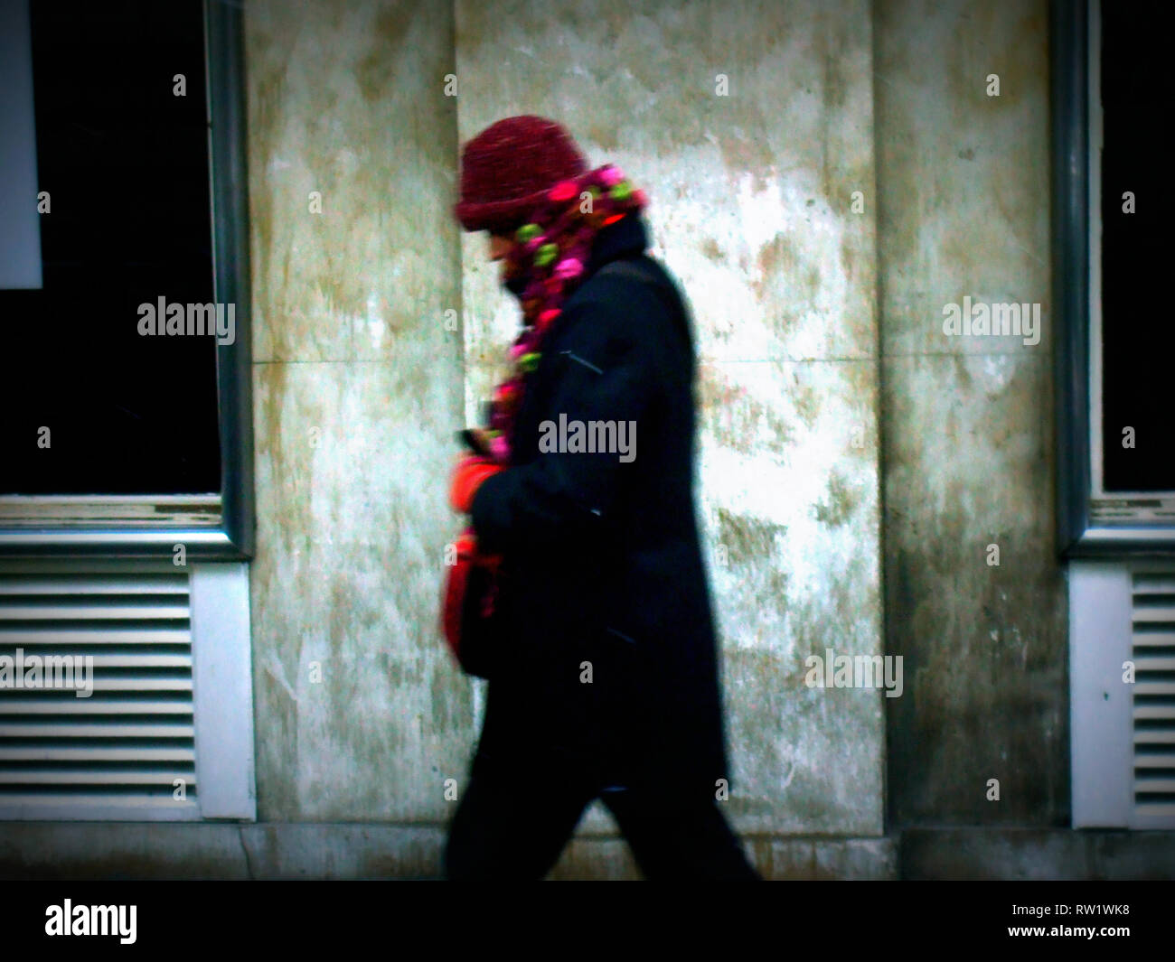 Frau ZU FUSS AUF DER STRASSE BEI EINEM KALTEN WINTER TAG UND AUF IHREM HANDY-PARIS FRAU - WINTER KLEIDUNG - Zeit einfrieren - WINTERZEIT - STREET FOTOGRAFIE - PARIS WINTER - FARBE ARCHIV FOTOGRAFIE © Frédéric BEAUMONT Stockfoto