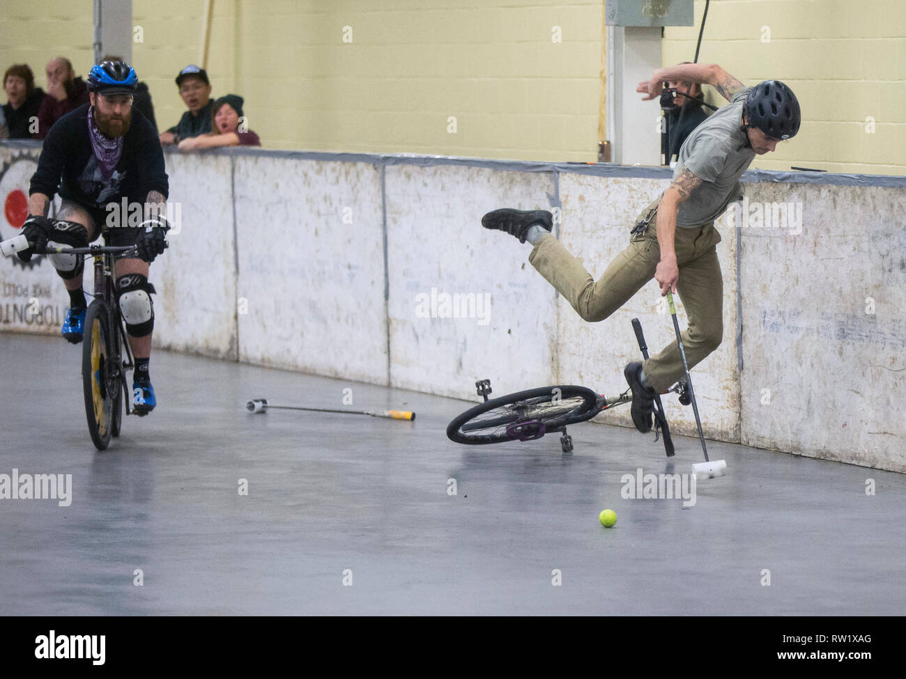 Toronto, Kanada. 3 Mär, 2019. Die Teilnehmer treten während der Großen Seen Winter Classic Bike Polo Turnier in Toronto, Kanada, 3. März 2019. Bike Polo ist ein Team Sport kombiniert die Fähigkeiten des Fahrrad Reiter mit dem Temporeichen Hockey. Credit: Zou Zheng/Xinhua/Alamy leben Nachrichten Stockfoto