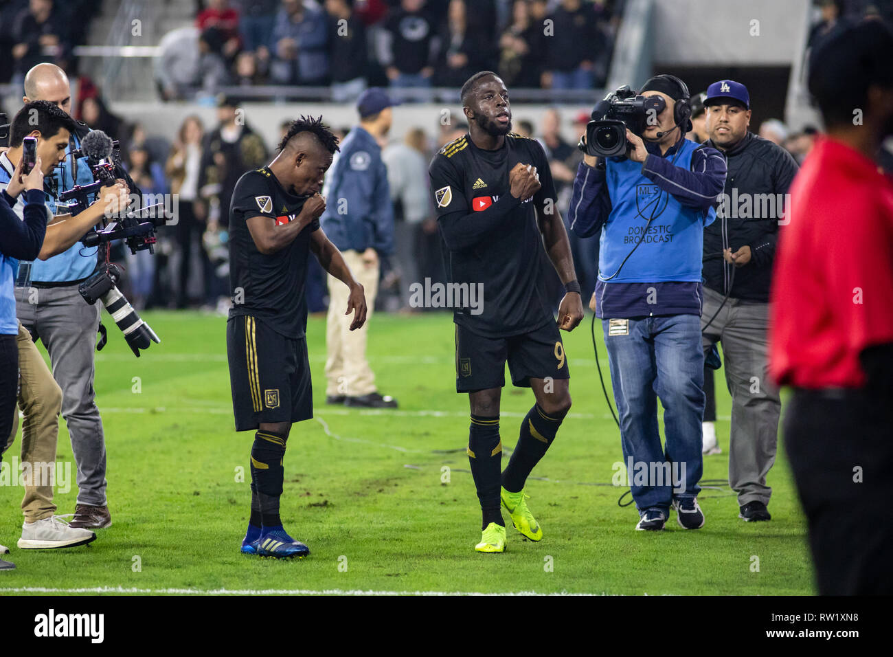 Los Angeles, USA. 3. März, 2019. Adama Diomande (99) und Latif Segen (7) feiern mit der Menge Post entsprechen. Diomande zählte das Spiel Gewinner in der letzten Minute der Nachspielzeit. Credit: Ben Nichols/Alamy leben Nachrichten Stockfoto