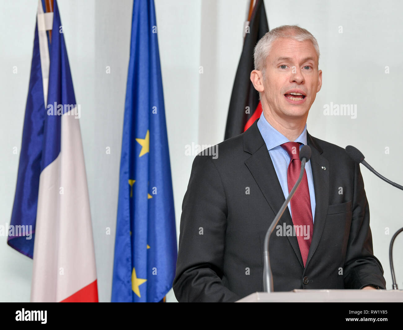 Berlin, Deutschland. 01 Mär, 2019. Franck Riester, französische Ministerin für Kultur, steht vor den Flaggen von Frankreich, Deutschland und die EU in der Französischen Botschaft. Foto: Jens Kalaene/dpa-Zentralbild/dpa/Alamy leben Nachrichten Stockfoto