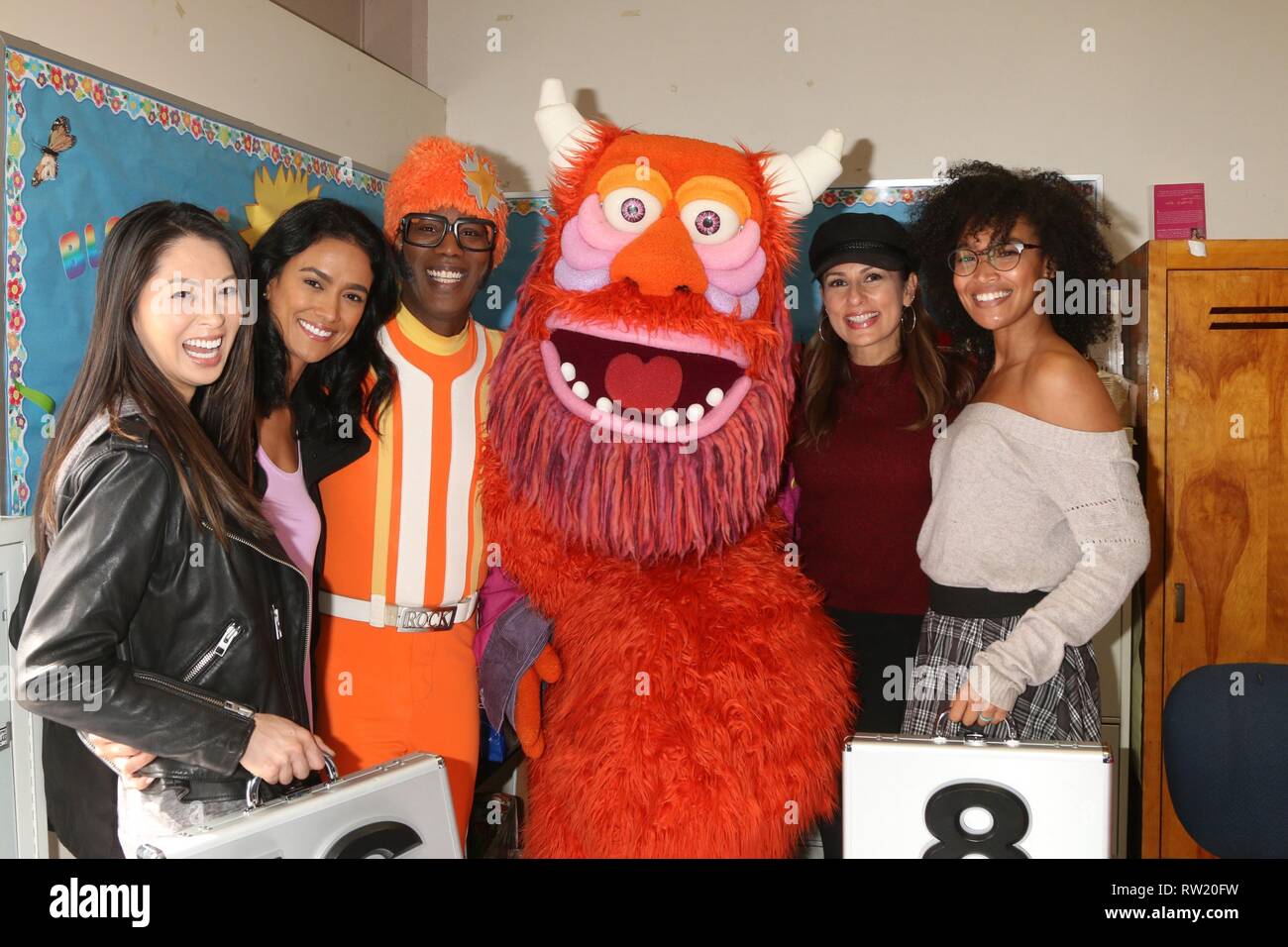 Compton, CA. 1 Mär, 2019. Lance Robertson, DJ Lance Rock, Yo Gabba Gabba Zeichen, Patricia Kara, Deal or No Deal Modelle auf einen öffentlichen Auftritt für Prominente Lesen für Kinder zum Lesen über Amerika Programm, Ardella B. Tibby Schule, Compton, CA März 1, 2019. Credit: Priscilla Grant/Everett Collection/Alamy leben Nachrichten Stockfoto