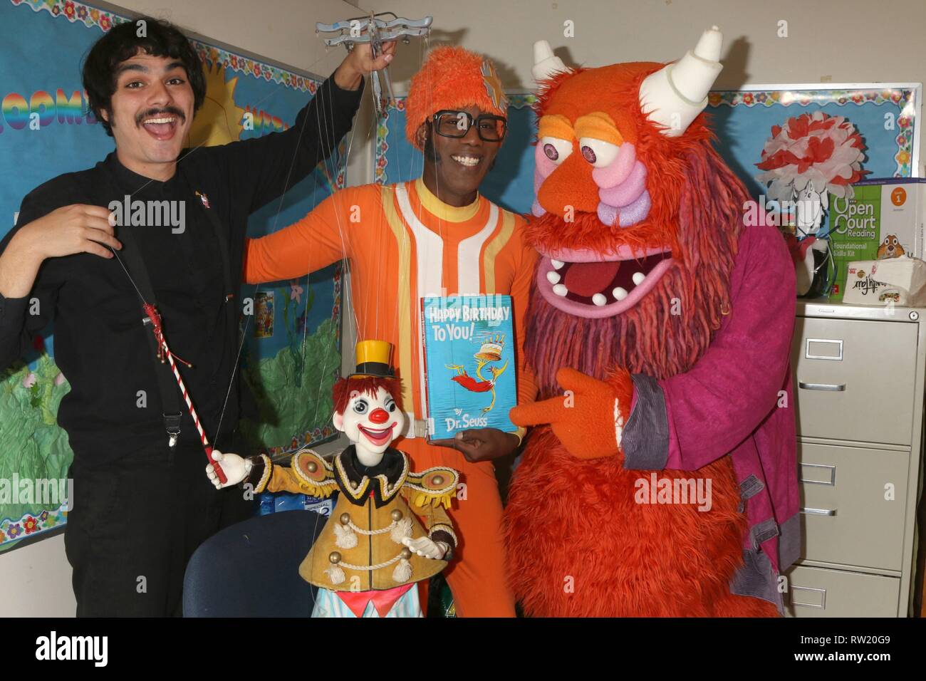 Compton, CA. 1 Mär, 2019. Lance Robertson, DJ Lance Rock, Yo Gabba Gabba Zeichen bei einem öffentlichen Auftritt für Prominente Lesen für Kinder zum Lesen über Amerika Programm, Ardella B. Tibby Schule, Compton, CA März 1, 2019. Credit: Priscilla Grant/Everett Collection/Alamy leben Nachrichten Stockfoto