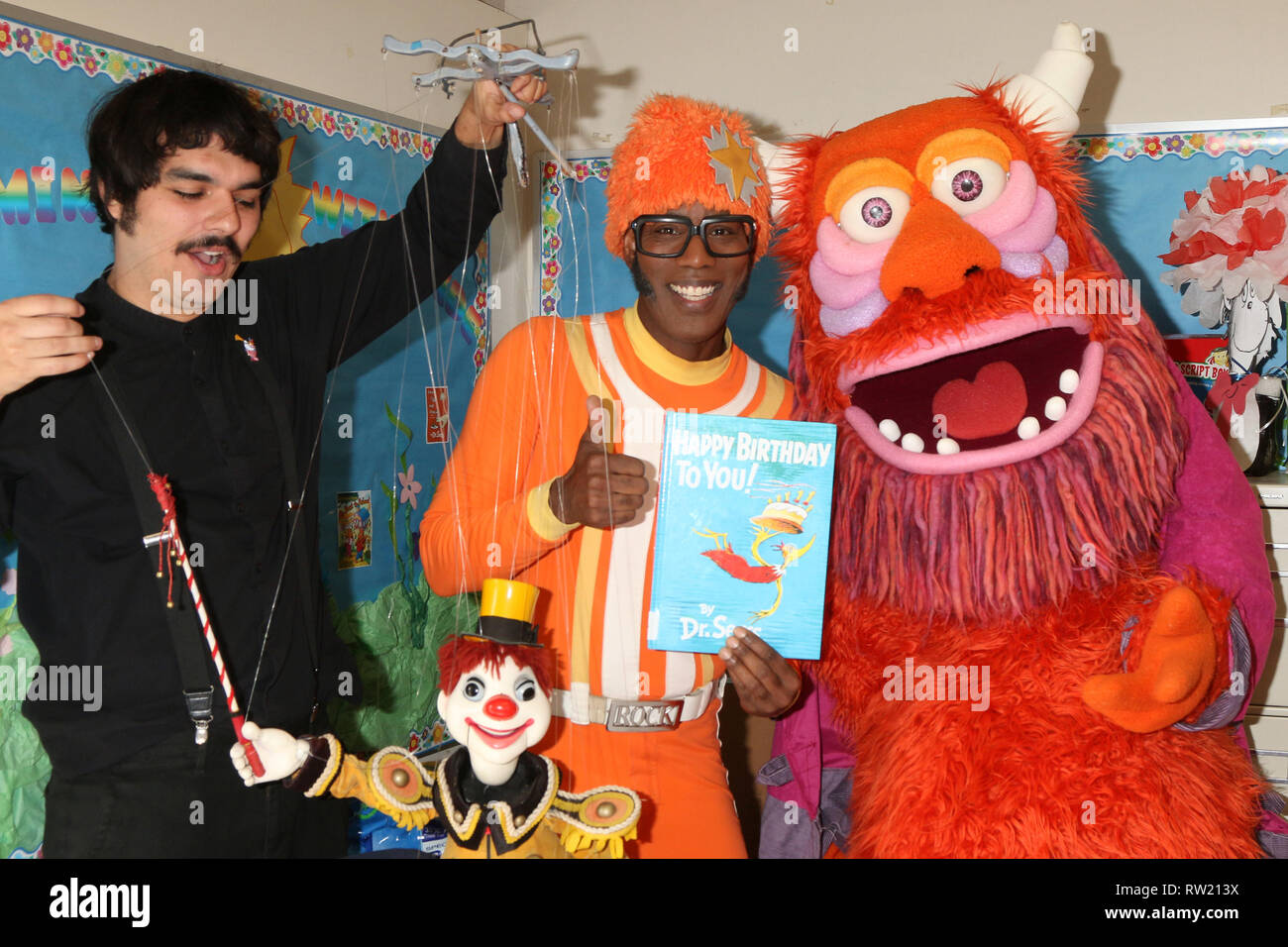 Compton, CA, USA. 1 Mär, 2019. LOS ANGELES - MAR 1: Lance Robertson, DJ Lance Rock, Yo Gabba Gabba Zeichen am Lesen über Amerika Event an der Ardella B. Tibby K''" 8 Schule, die am 1. März 2019 in Compton, CA Credit: Kay Blake/ZUMA Draht/Alamy leben Nachrichten Stockfoto