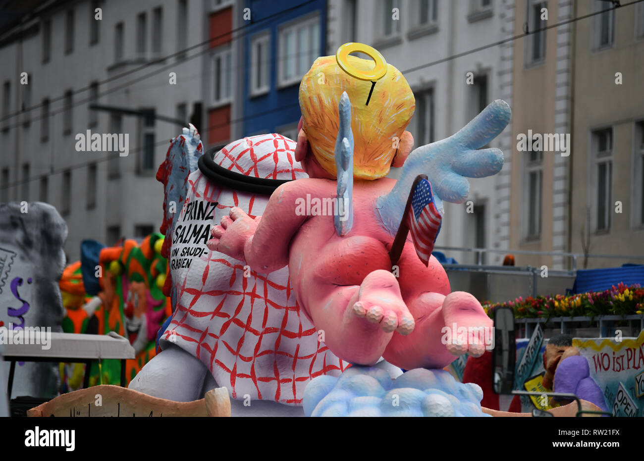 Düsseldorf, Deutschland. 04 Mär, 2019. Düsseldorf, Deutschland. 04 Mär, 2019. Ein politisches Thema Auto mit dem Bild von US-Präsident Donald Trump als 'dirty Engel' und Prinz Salman von Saudi-arabien ist bereit für die Abreise vor dem Rosenmontag Prozession. Mit der Rose Montag, Prozessionen, die Rheinland Straßenkarneval erreicht seinen Höhepunkt. Foto: Ina Faßbender/dpa Quelle: dpa Picture alliance/Alamy leben Nachrichten Stockfoto