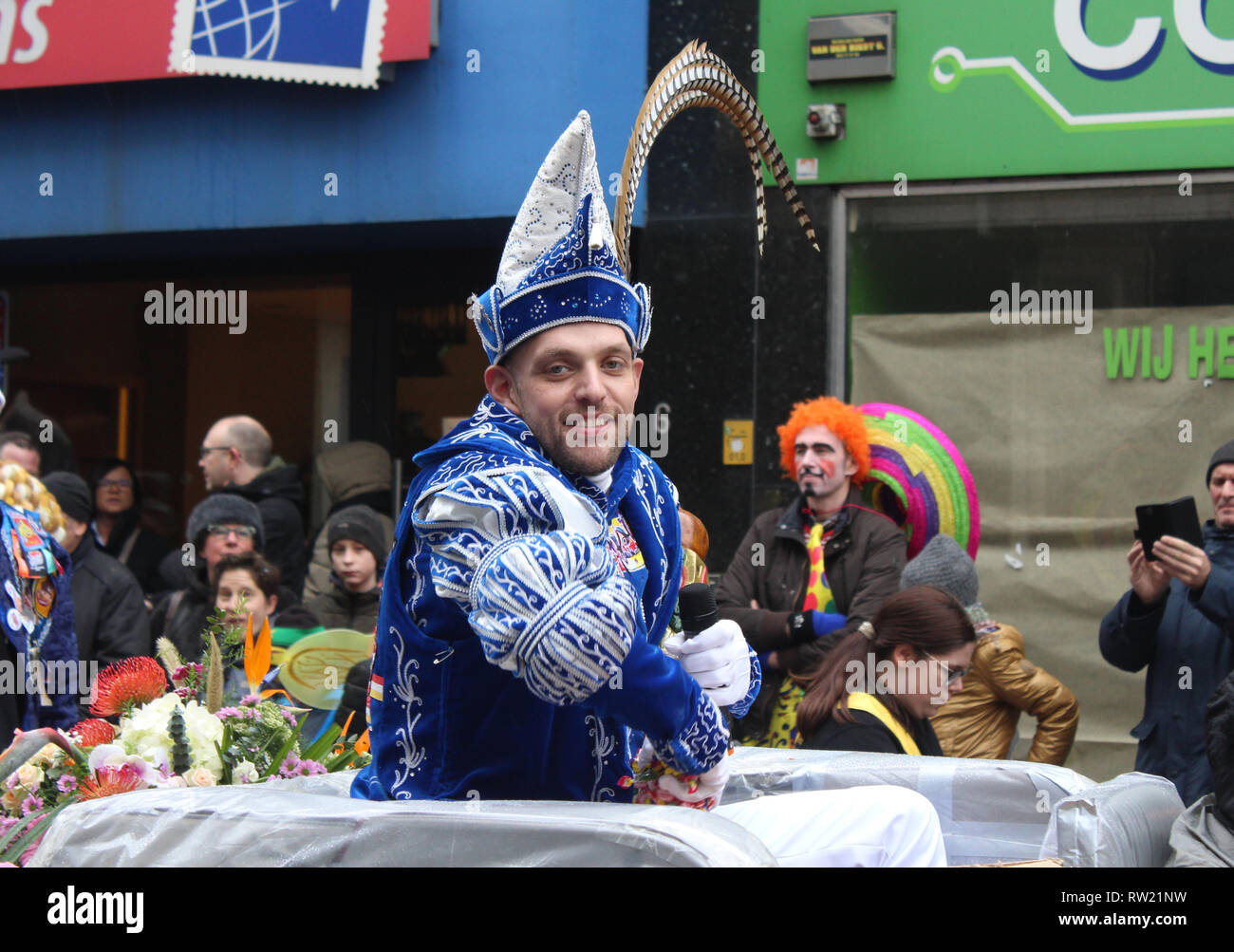 Aalst, Belgien. 3. März, 2019. Karneval Prinz Bart de Meyst reist in einem oben offenen Auto während der jährlichen Karnevalsumzug in Aalst, Ostflandern. Credit: Imladris/Alamy leben Nachrichten Stockfoto