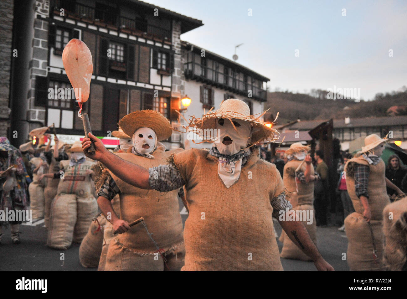 Zakuzaharrak Menschen gesehen zu Fuß durch die Straße während der lesaka Karneval. Die "zaku-zaharrak" ist eine traditionelle Karneval zeichen Festival in der kleinen Stadt Lesaka. In Säcke voller Stroh, deren Gesichter vom Schals abgedeckt und Blasen mit geschwollenen Heißluftballon auf die Oberseite zu Menschen, die Coem das Festival zu sehen Hit gefüllt, die zaku-zaharrak Spaziergänge durch die Straßen des Dorfes während des Sonnenuntergangs. Stockfoto