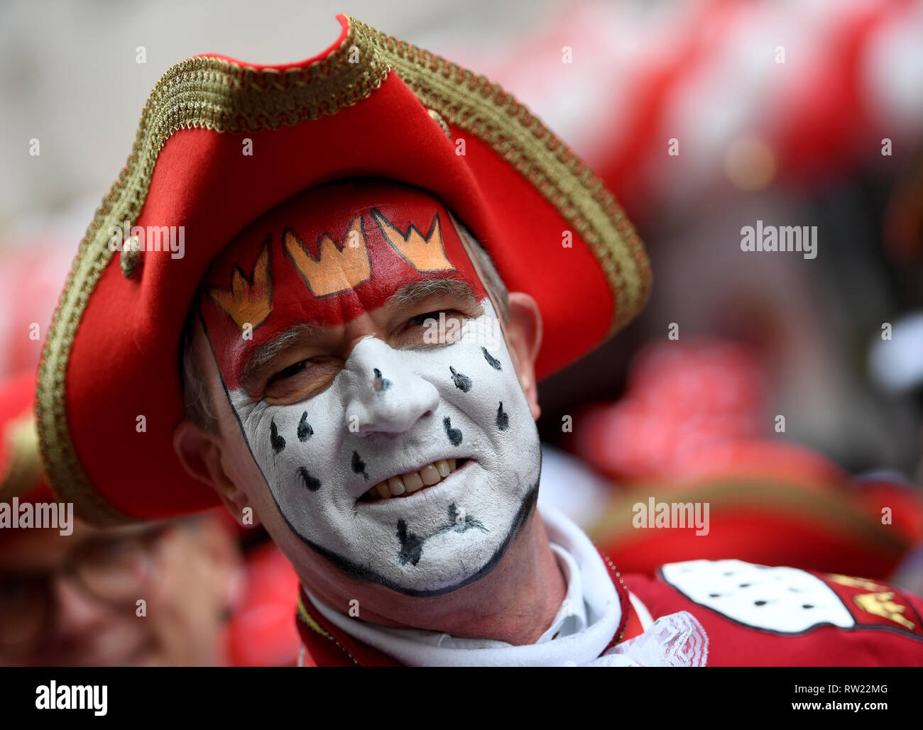 Köln, Deutschland. 04 Mär, 2019. Köln, Deutschland. 04 Mär, 2019. Eine carnivalist feiert am Rosenmontag Prozession. Mit der Rose Montag, Prozessionen, die Rheinland Straßenkarneval erreicht seinen Höhepunkt. Foto: Federico Gambarini/dpa Quelle: dpa Picture alliance/Alamy leben Nachrichten Stockfoto