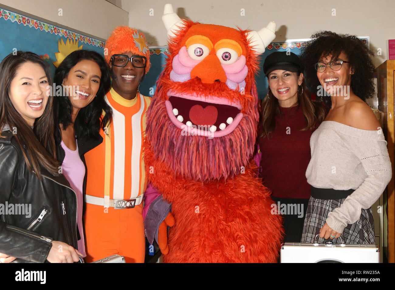 Compton, CA, USA. 1 Mär, 2019. LOS ANGELES - MAR 1: Lance Robertson, DJ Lance Rock, Yo Gabba Gabba Zeichen, Patricia Kara, Deal or No Deal Modelle Lesen Sie mehr über Amerika Event an der Ardella B. Tibby K''" 8 Schule, die am 1. März 2019 in Compton, CA Credit: Kay Blake/ZUMA Draht/Alamy leben Nachrichten Stockfoto