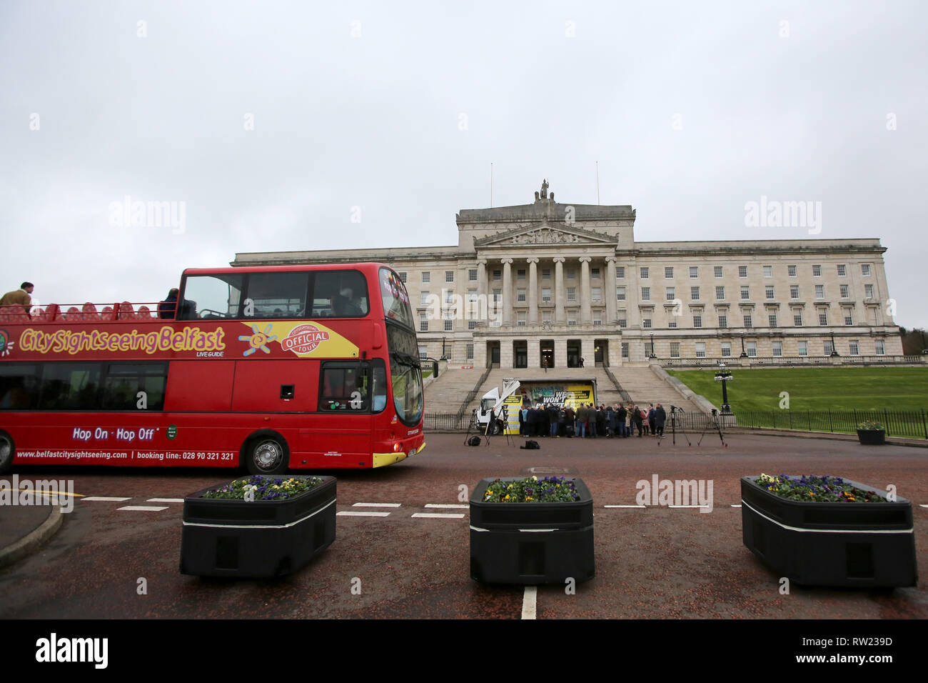 Belfast, UK. 04 Mär, 2019. Eine Tour-Bus wird in Stormont Parlament Gebäude Belfast, Nordirland, Montag, 4. März 2019. Nordirland hat ohne Regierung seit Januar 2017, als die Regierungsparteien - die DUP und Sinn Féin - in einer bitteren Zeilen aufgeteilt. Martin McGuinness, den damaligen stellvertretenden Ersten Minister aus Protest gegen die Behandlung des verpfuschten Erneuerbare Wärme Anreiz (RHI) Regelung abgefunden worden. Foto/Paul McErlane Credit: Irish Auge/Alamy leben Nachrichten Stockfoto