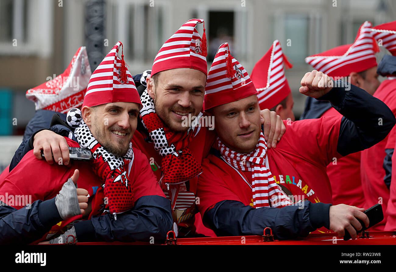 Köln, Deutschland. 04 Mär, 2019. Köln, Deutschland. 04 Mär, 2019. Ein Auto mit dem Team des 1. FC Köln ist Teil der Rose Montag Parade. Mit der Rose Montag, Prozessionen, die Rheinland Straßenkarneval erreicht seinen Höhepunkt. Foto: Oliver Berg/dpa Quelle: dpa Picture alliance/Alamy leben Nachrichten Stockfoto