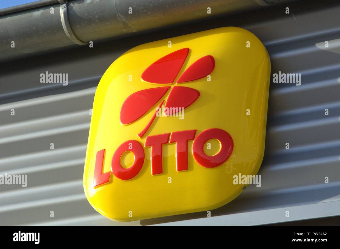 Das gelbe Zeichen einer Lotterie Sammelstelle in Schleswig mit dem roten Glucksklee und der Lotto-Schriftzug. - - - Für die redaktionelle Nutzung nur --- Nur zur redaktionellen Verwendung! | Verwendung weltweit Stockfoto