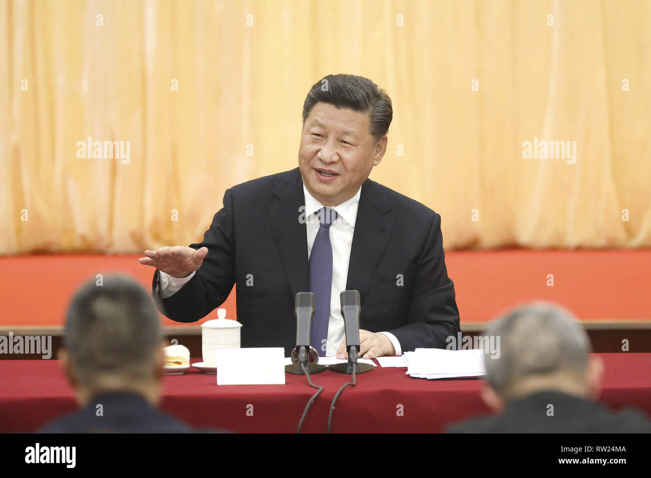 Peking, China. 04 Mär, 2019. Der chinesische Präsident Xi Jinping, auch Generalsekretär der Kommunistischen Partei Chinas (KPCH) und Vorsitzender der Zentralen Militärkommission, Besuche politische Berater aus den Bereichen Kultur und Kunst und Sozialwissenschaften, die Teilnahme an der zweiten Sitzung des 13. Nationalen Ausschuss der Chinese People's Political Consultative Conference (Cppcc) in Peking, der Hauptstadt von China, 4. März 2019. Quelle: Xinhua/Alamy leben Nachrichten Stockfoto