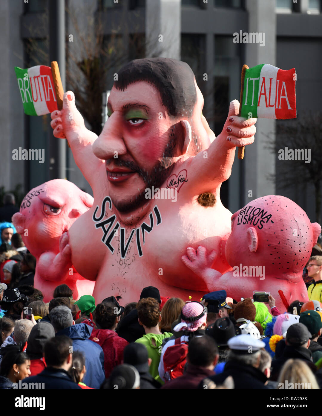 Düsseldorf, Deutschland. 04 Mär, 2019. Düsseldorf, Deutschland. 04 Mär, 2019. Ein politisches Thema Wagen mit der Abbildung von Matteo Salvini, Innenminister der Italien, treibt die Rosenmontag Zug. Mit der Rose Montag, Prozessionen, die Rheinland Straßenkarneval erreicht seinen Höhepunkt. Foto: Ina Faßbender/dpa Quelle: dpa Picture alliance/Alamy leben Nachrichten Stockfoto
